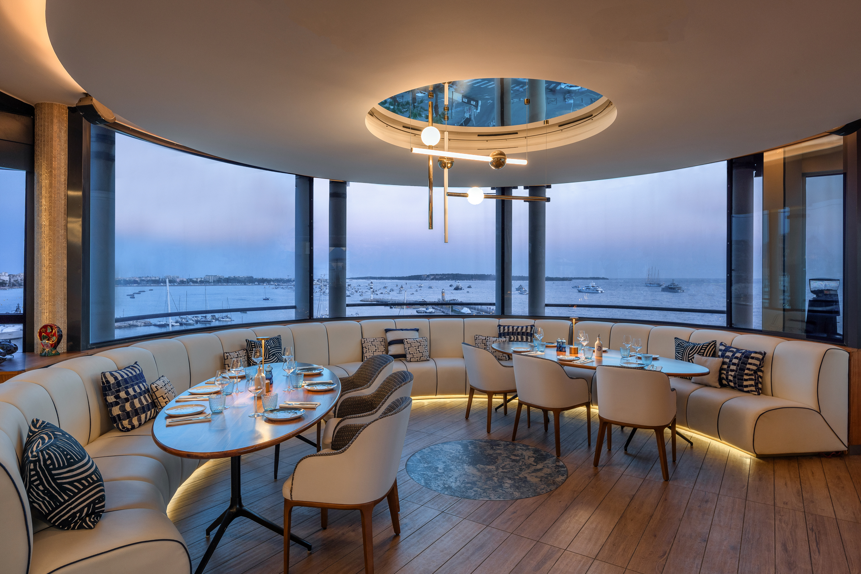 Vue panoramique sur la baie de Cannes depuis le rooftop